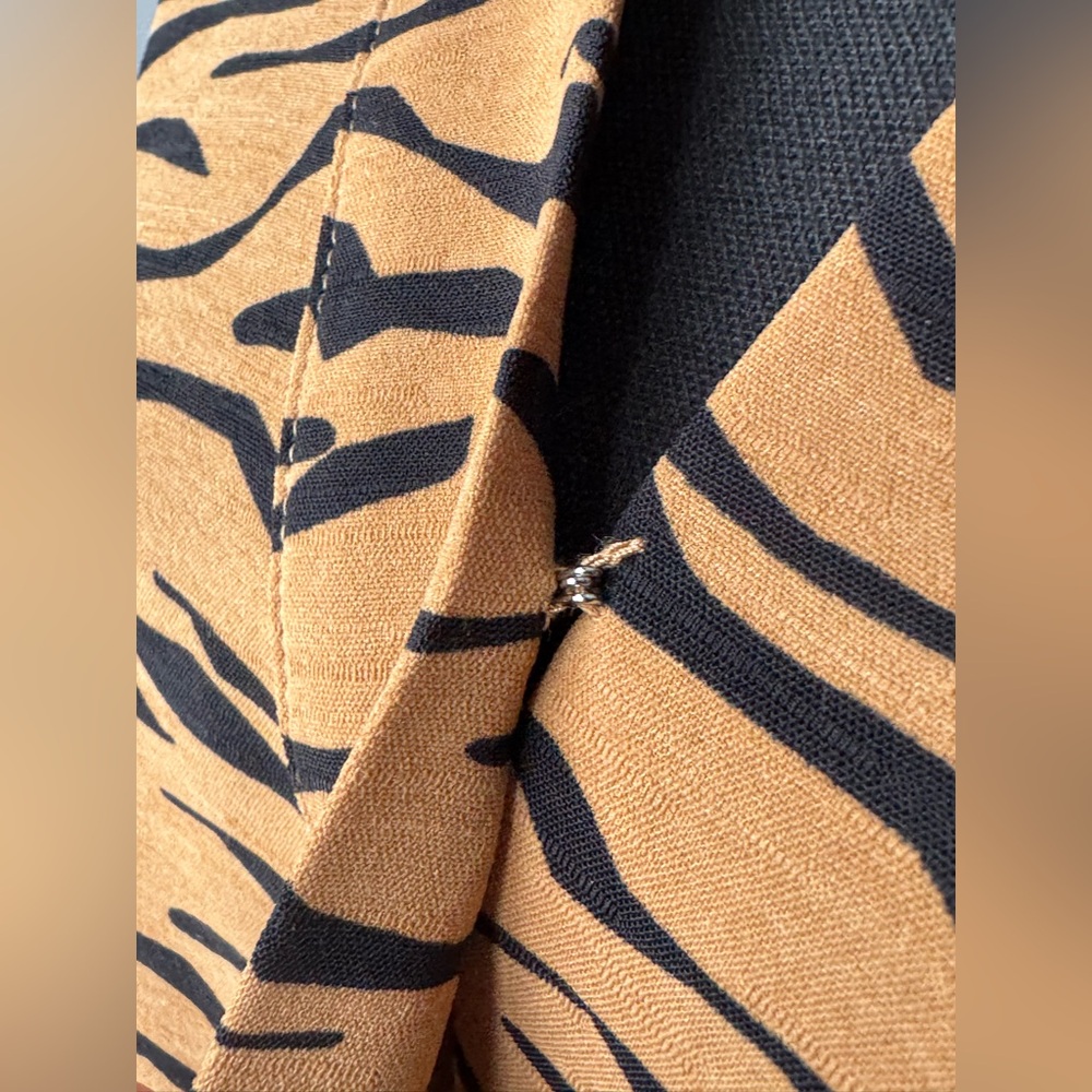 Nine West Dolman Surplice Tiger Print V-Neck Top small - Picture 6 of 9